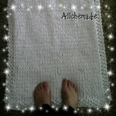 Detalle de la alfombra de trapillo blanca.