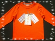 Camiseta personalizada para un niño, con nuestro Tag de tela doble bordado.