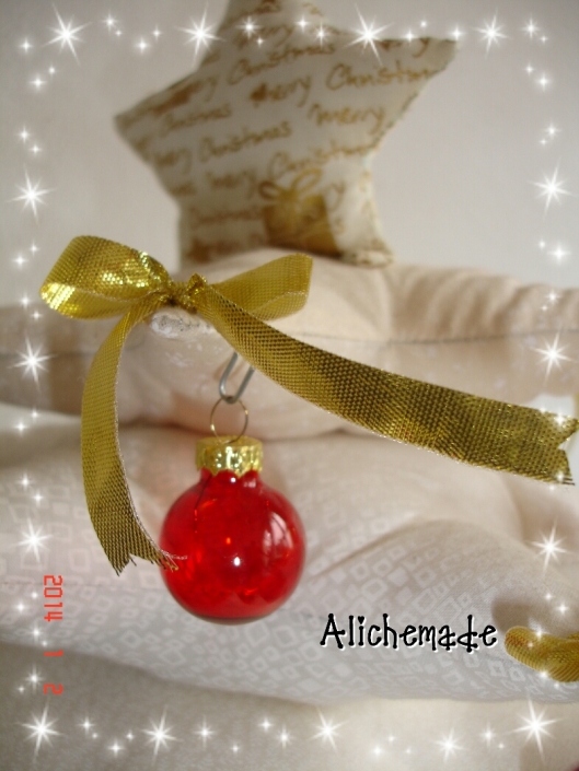 Detalles del árbol de navidad pequeño, lazo dorado y bola.