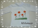 Camiseta con flores naranja de ganchillo y tallos y hojas pintados a mano para niña.